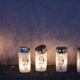 Des bougies allumées devant la maison de la tragédie lors de la marche blanche jeudi.